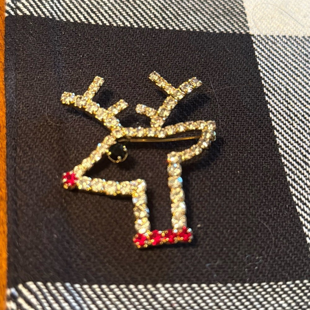 Reindeer brooch‎
